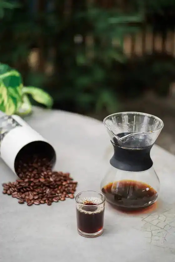 Café filtre à la V60 avec carafe et tasse.